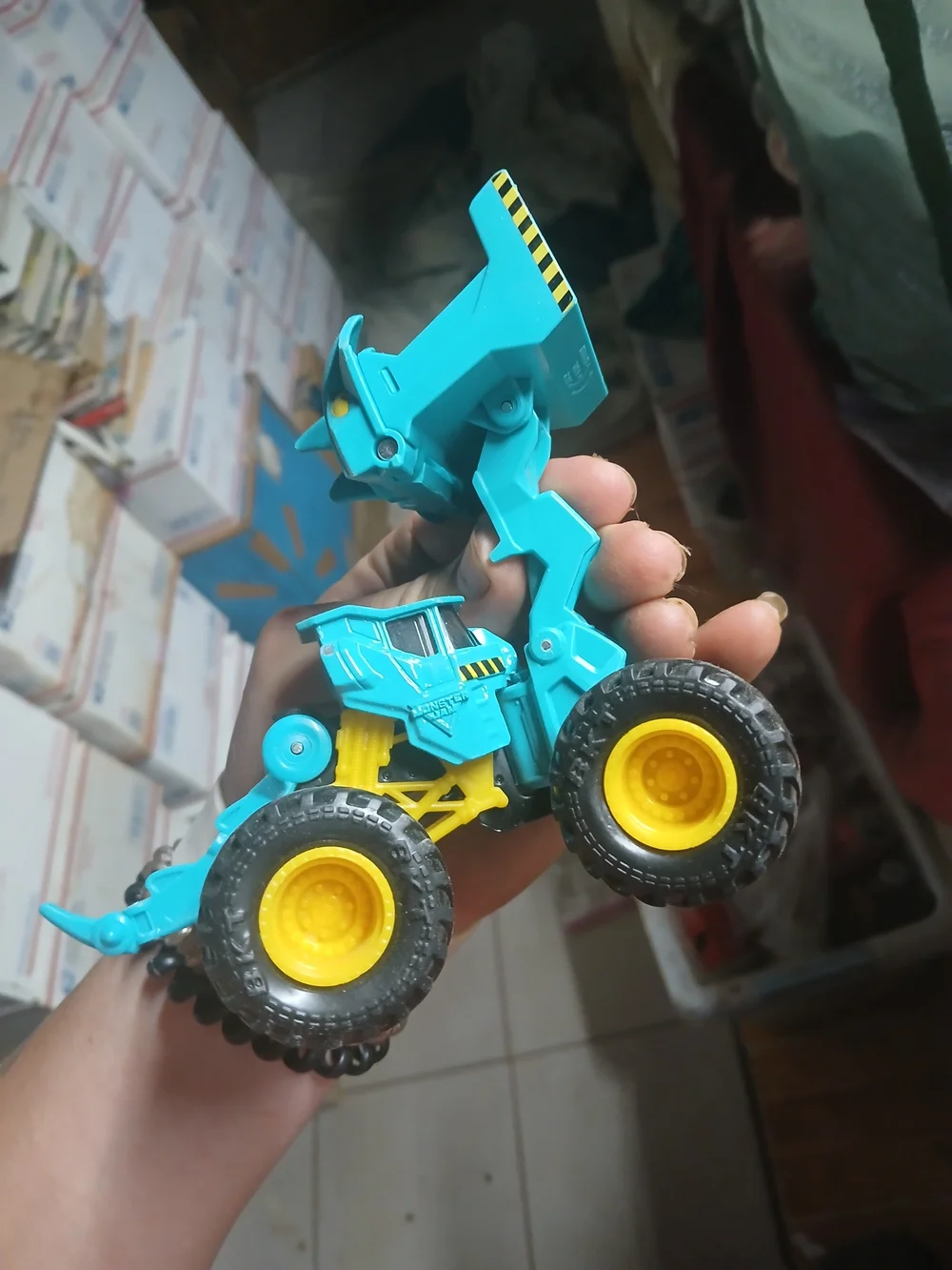 scale Spin Master Monster Jam Dirt Squad Scoopz Aqua